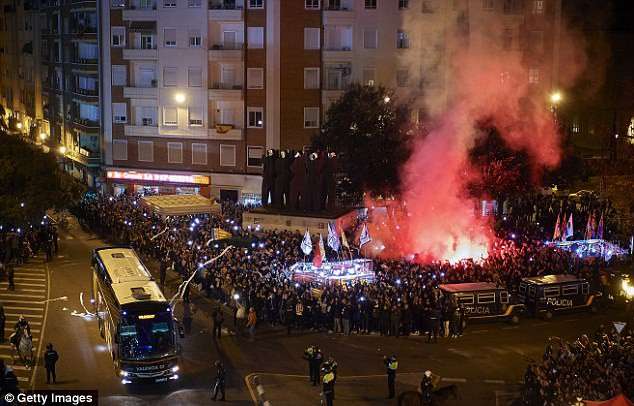 Nhờ cảnh sát dẹp loạn, xe bus Barcelona mới thoát khỏi vòng vây