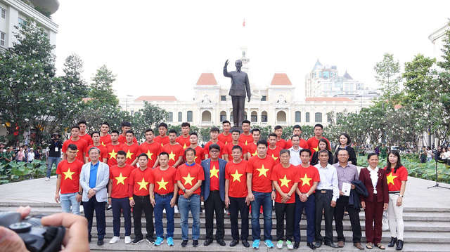 Toàn thể đội U23 Việt Nam chụp ảnh lưu niệm ở tượng đài Bác Hồ