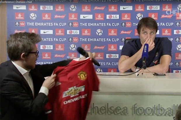 Conte bực mình khi được "cho" món quà không hề muốn, áo MU mang tên ông và có chữ ký Mourinho!