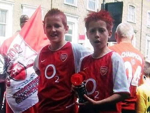 Harry Kane (trái) trong màu áo đội trẻ Arsenal