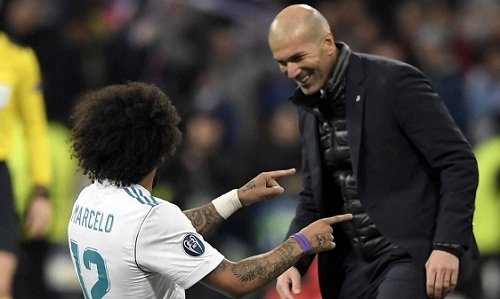 Zidane chia vui cùng Marcelo sau bàn thứ ba của Real.
