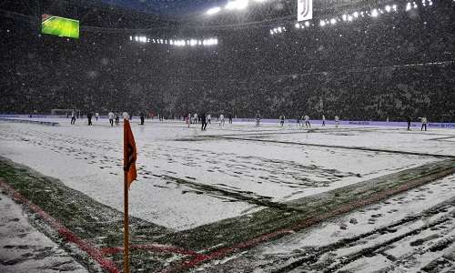 Mặt sân tại Allianz bị che phủ bởi tuyết