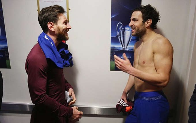 Messi và Fabregas gặp nhau trong đường hầm sau trận Chelsea - Barca tối 20/2. Hai cầu thủ cùng sinh năm 1987 thân với nhau từ khi còn là học viên của lò đào tạo La Masia. Trong giai đoạn 2011-2014, họ thi đấu cạnh nhau dưới màu áo Barca