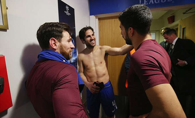 Messi chính là cầu thủ khiến Chelsea của Fabregas mất chiến thắng, bằng bàn gỡ 1-1 ở phút 75. Hai cầu thủ cũng có không ít tình huống tranh bóng với nhau trong cuộc tranh tài ở sân Stamford Bridge