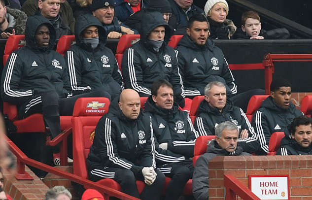 Pogba ngồi trên băng ghế dự bị trận gặp Huddersfield