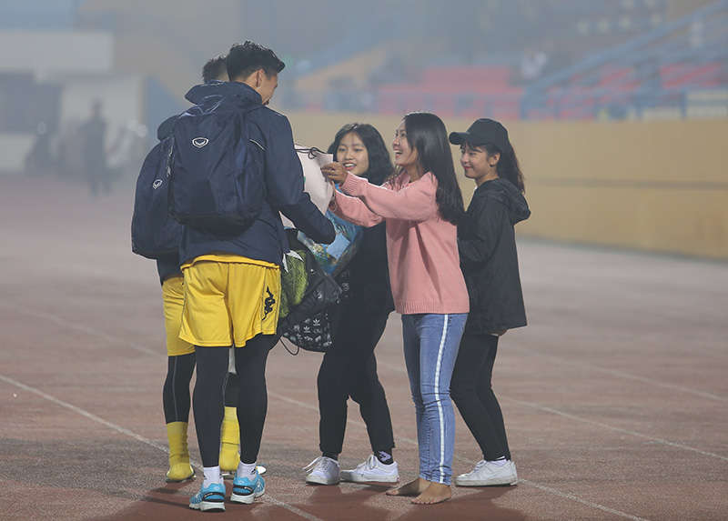 Đến khi các cầu thủ U23 Việt Nam ra về, sân Hang Đẫy trở nên rất sôi động khi các fan nữ chạy xuống sân để gặp thần tượng