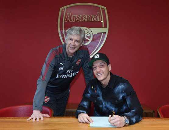 Ozil đặt bút ký vào bản hợp đồng mới với Arsenal