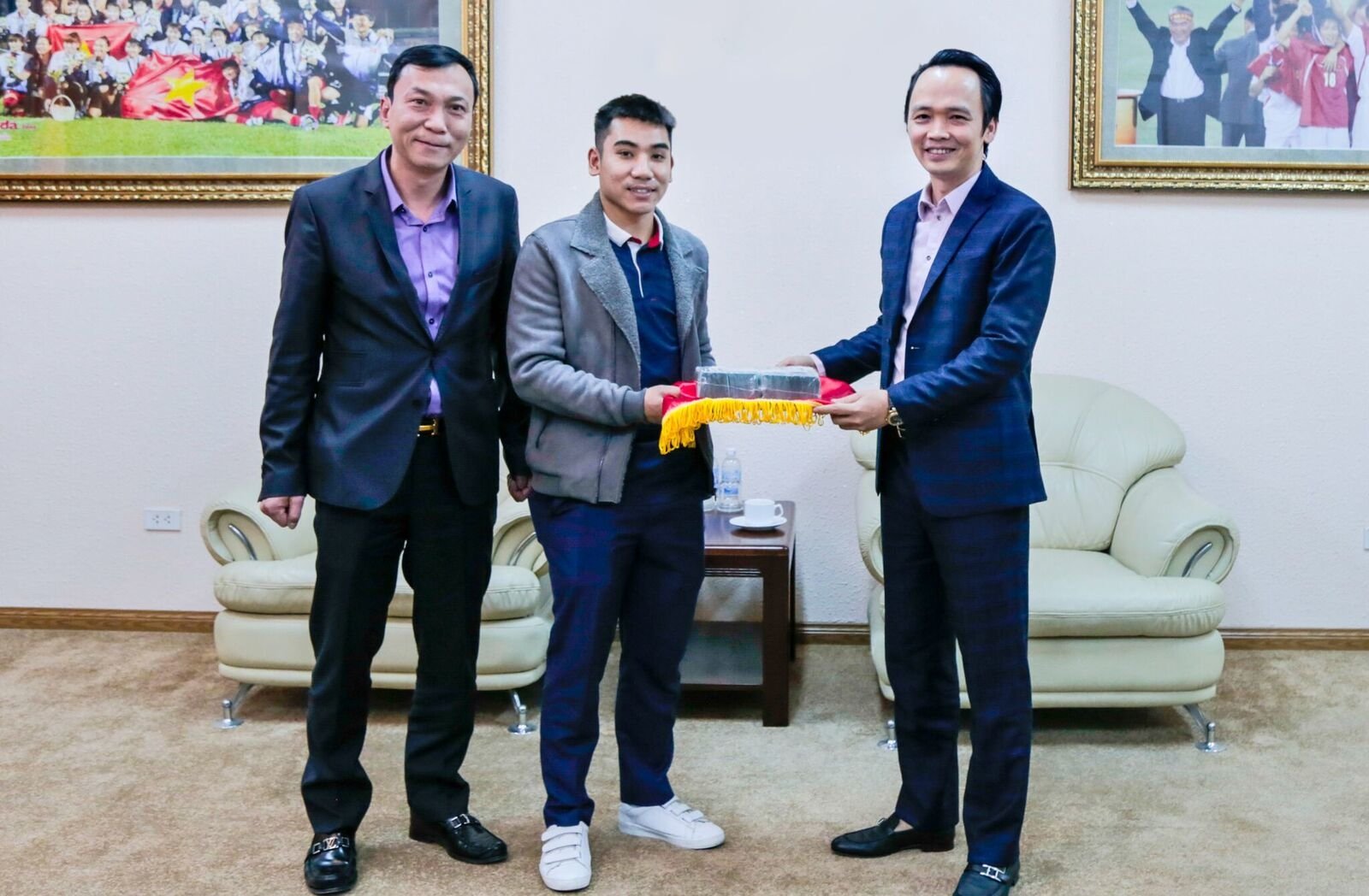 U23 Việt Nam nhận thưởng 1 tỷ đồng tiền mặt từ Chủ tịch tập đoàn FLC Trịnh Văn Quyết