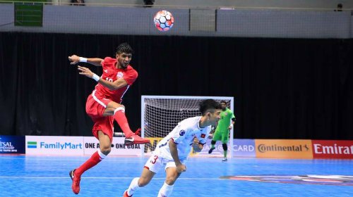 Tuyển Futsal Việt Nam (áo trắng) có trận đấu quả cảm trước đối thủ Bahrain..