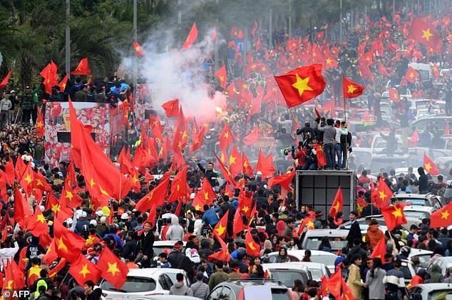 Hình ảnh đẹp rợp một màu cờ đỏ sao vàng cùng tình yêu cháy bỏng của người Việt Nam xuất hiện trên các phương tiện truyền thông quốc tế  