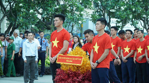 U23 Việt Nam dâng hương tại tượng đài Bác Hồ trước khi giao lưu với NHM TP HCM