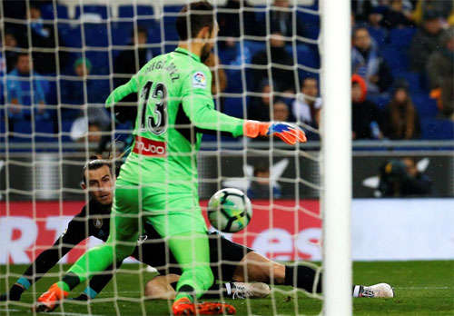 opez chặn đứng cú đánh đầu của Bale.