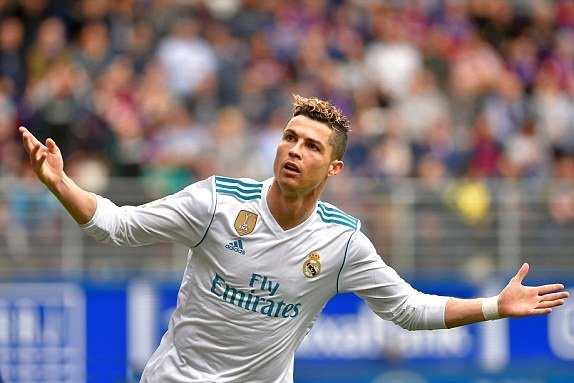Ronaldo tỏa sáng, Real thắng nhọc trên sân khách