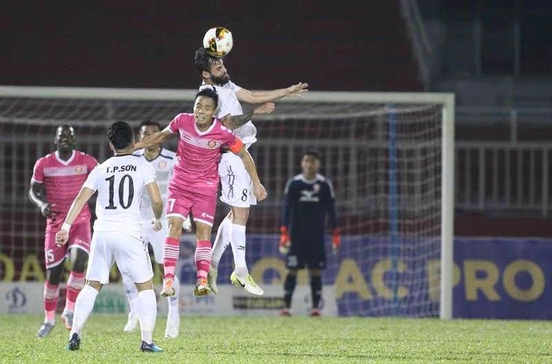CLB TPHCM (áo trắng) có 3 điểm đầu tiên tại V-League