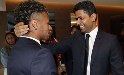 Chủ tịch Al Khelaifi (phải) từng rất tự hào về việc nẫng Neymar từ tay Barca