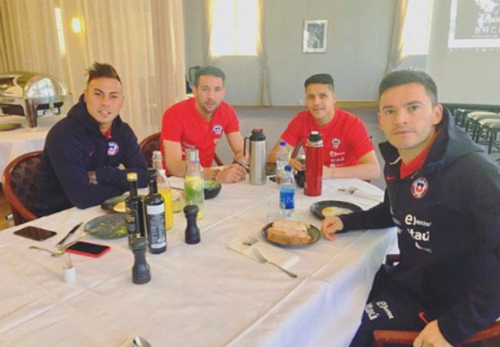 Sanchez ngồi ăn cùng các đồng đội tại tuyển Chile. 