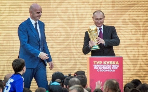 Tổng thống Nga, Putin bên cạnh Chủ tịch FIFA, Infantino.