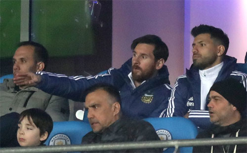 Messi và Aguero theo dõi trận đấu từ khán đài.