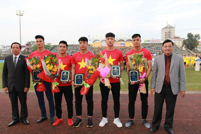 Ban tổ chức giải đấu tặng hoa và kỉ niệm chương cho các cầu thủ U23 Việt Nam