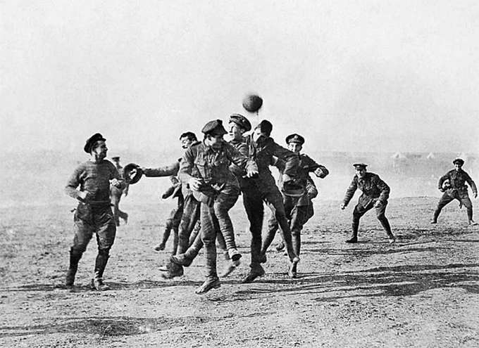 Bức ảnh chụp các binh sĩ Anh chơi bóng khi có thời gian rảnh trong Thế Chiến 1