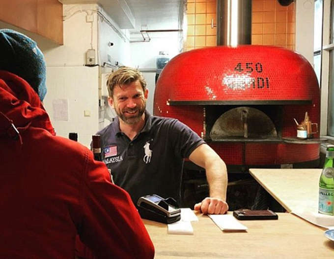 Blomqvist đứng bán trong bức ảnh khoe trên Instagram hôm 20/3. Nhà hàng của cựu cầu thủ 44 tuổi đặt tại đảo Lidingo, gần thủ đô Stockholm, Thụy Điển