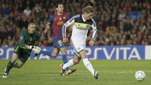 Torres ghi bàn ấn định tỷ số 2-2 cho Chelsea tại Nou Camp. 