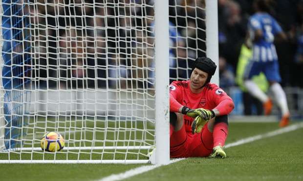 Thủ thành Petr Cech mắc sai lầm trong cả hai bàn thua của Arsenal trước Brighton