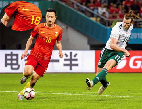 Tiền đạo Gao Lin phải dùng băng, che các phần cơ thể có hình xăm, theo lệnh cấm từ CFA, trong trận đấu với Xứ Wales