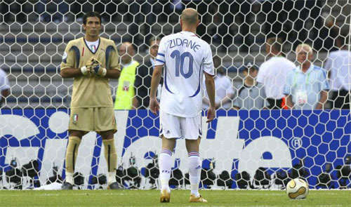 Zidane và Buffon trong trận chung kết World Cup 2006