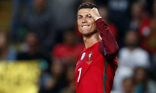 Ronaldo chỉ kém hai huyền thoại trong cuộc đua "Vua phá lưới" cấp ĐTQG