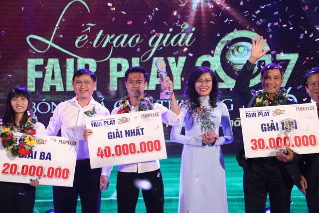Những cá nhân giành giải nhất, nhì, ba tại trong đêm trao giải fair-play của bóng đá Việt Nam năm 2017