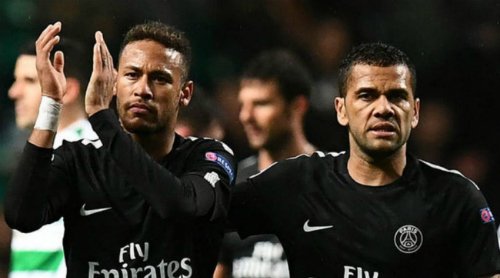 Neymar và Alves là chiến hữu thân thiết trong màu áo PSG. 
