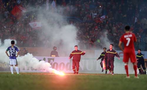 CĐV Hải Phòng ném pháo sáng xuống sân Hàng Đẫy ở vòng 1 V-League 2018.