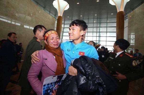 Hình ảnh cảm động của Xuân Mạnh và mẹ ở sân bay hôm U23 Việt Nam về nước được hậu vệ HAGL chia sẻ trên trang cá nhân