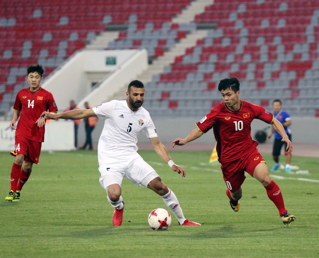 Công Phượng (phải) một trong các cầu thủ thuộc lứa U23 vừa giành giải nhì châu Á được góp mặt ở đội tuyển Việt Nam