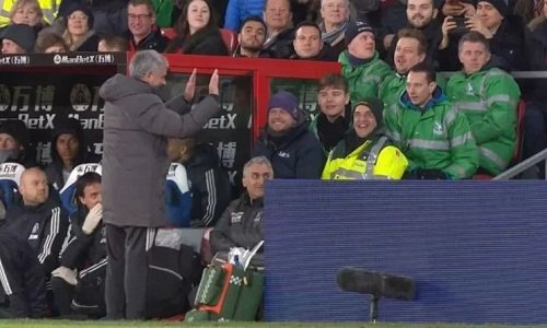 Mourinho xin lỗi CĐV trên khán đài sau hành vi đá chai nước về phía họ. 