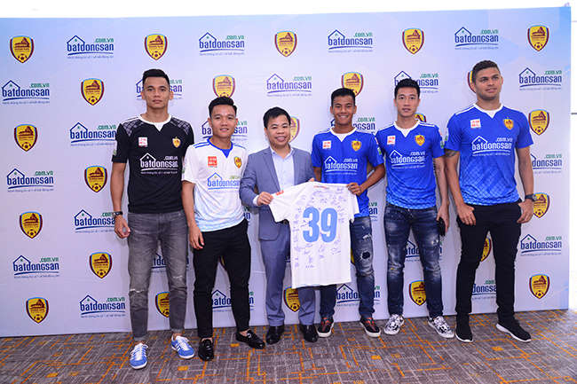 Các cầu thủ Quảng Nam trong ngày ký kết hợp đồng tài trợ