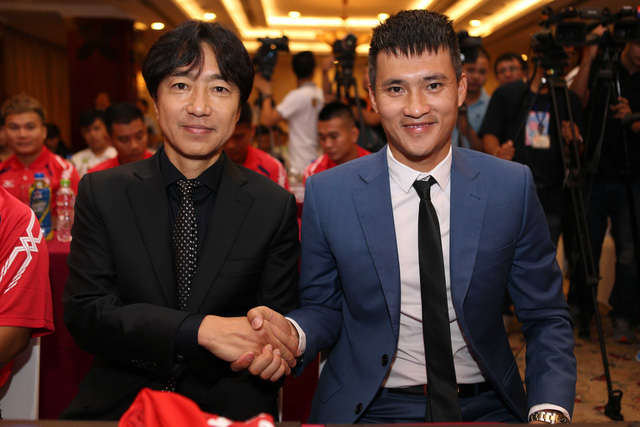 HLV Miura (trái) tuyên bố CLB TPHCM sẽ có huy chương tại V-League 2018 