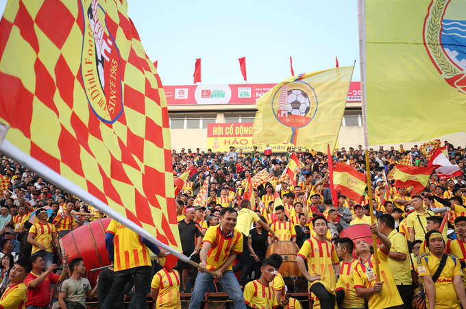 Thiên Trường tiếp tục là sân có lượng khán giả đông nhất ở vòng 3 V-League 2018. Hơn 20.000 người hâm mộ thành Nam tới sân "tiếp lửa" cho thầy trò HLV Văn Sỹ