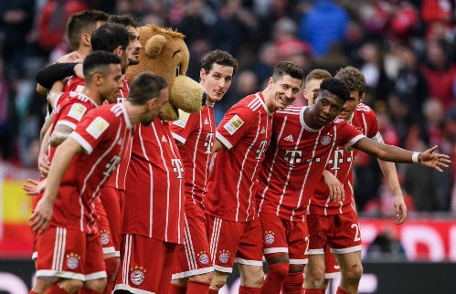 Cầu thủ Bayern chào khán giả sau chiến thắng tưng bừng. 