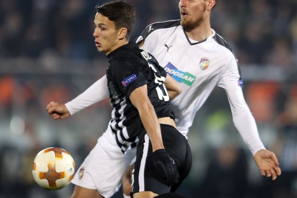 Markovic (áo đen) ra mắt ở Europa League khi mới 17 tuổi