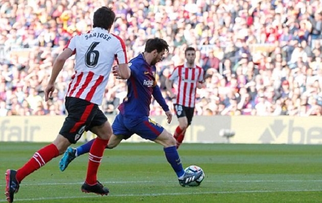  Messi sút xa cực hiểm thành bàn ở phút 30. 