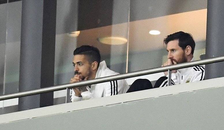 Messi theo dõi trận đấu từ trên khán đài