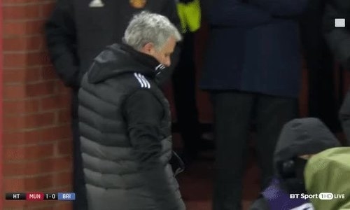 Mourinho đá tuyết vào nhân viên quay hình