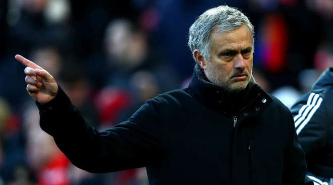 Huấn luyện viên Jose Mourinho cảm nhận sức nóng khi mùa giải bước vào giai đoạn cạnh tranh khốc liệt. 