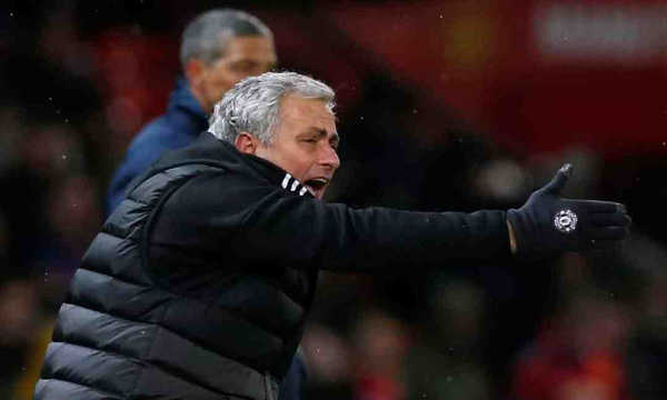 “Phòng thay đồ Man United có nguy cơ loạn vì Mourinho”