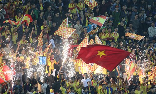 Sân Thiên Trường chật kín khán giả khi Nam Định trở lại V-League sau bảy năm vắng bóng. .