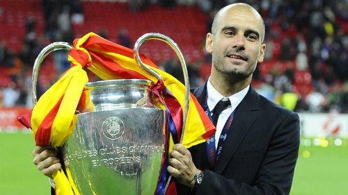 Guardiola nâng danh hiệu vô địch Champions League năm 2011 cùng Barca. 