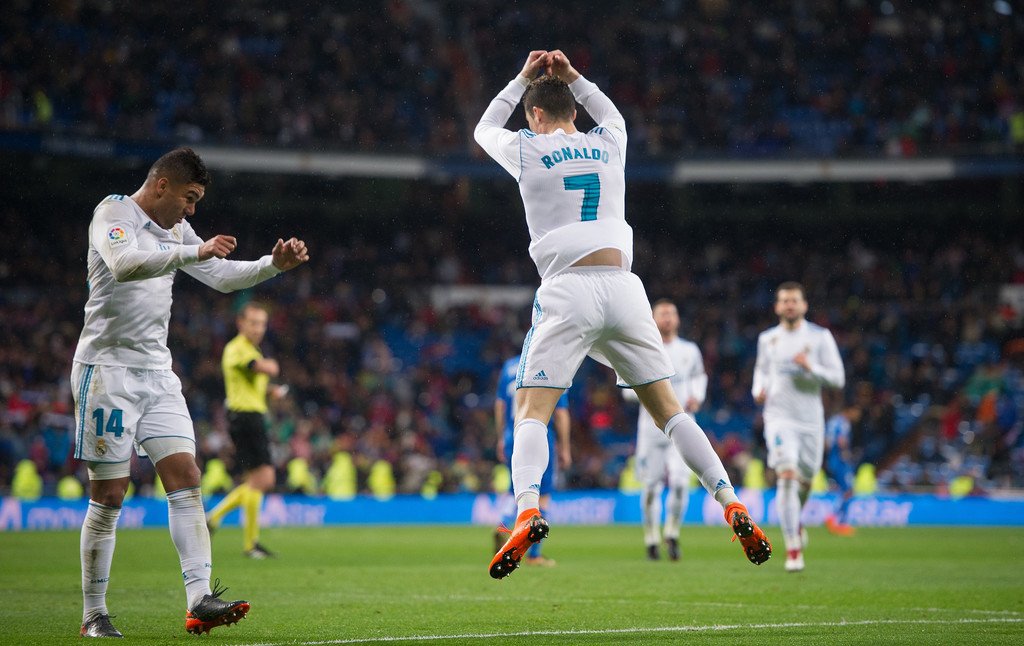 Ronaldo ăn mừng cú đúp vào lưới Gatafe