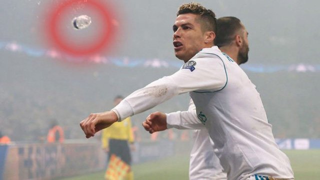 Ronaldo suýt lĩnh trọn chai nước vào đầu khi ăn mừng bàn thắng trước PSG